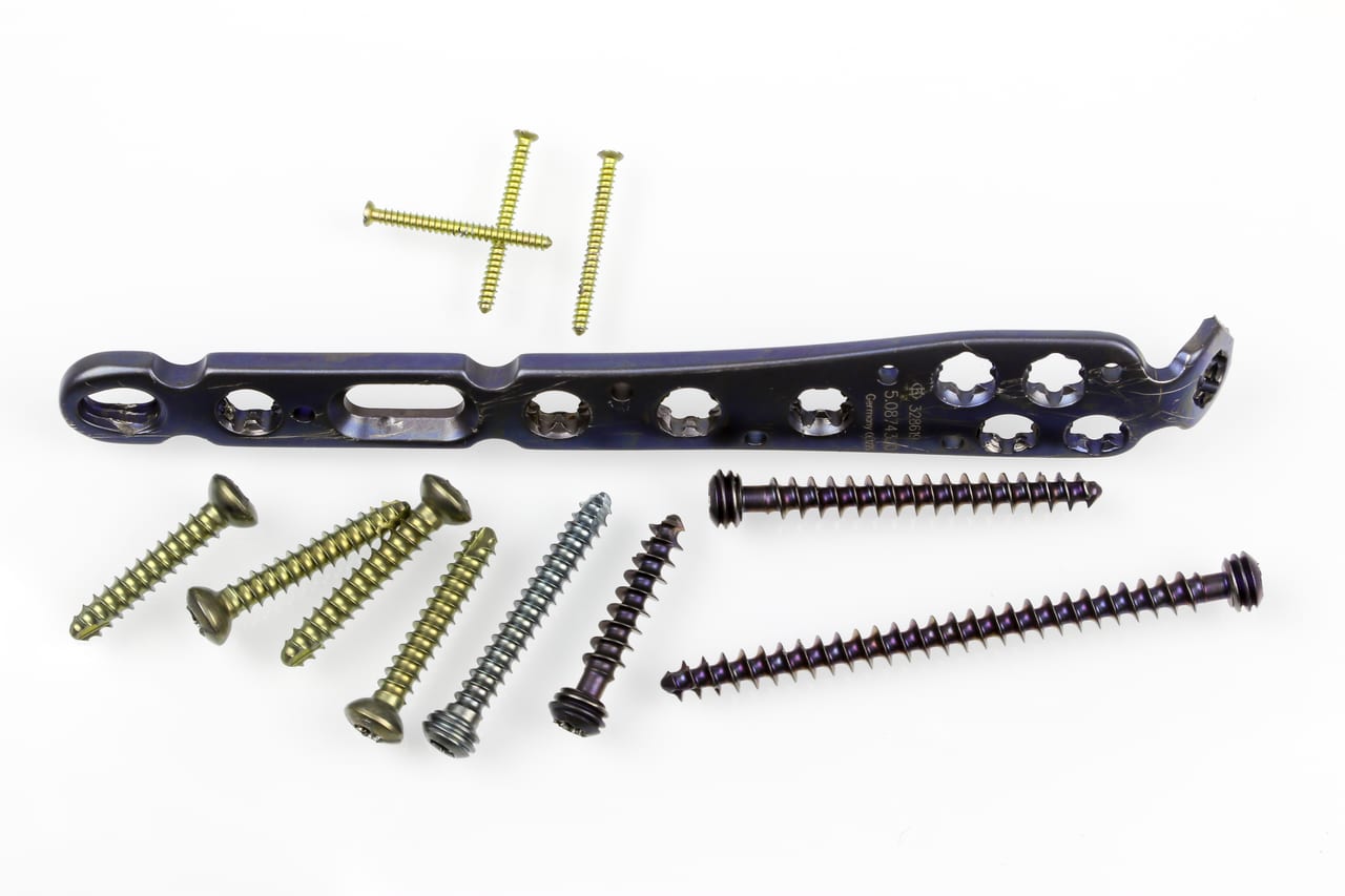 Orthopedic locking bone plate and an assortment of fixation bone screws of various sizes