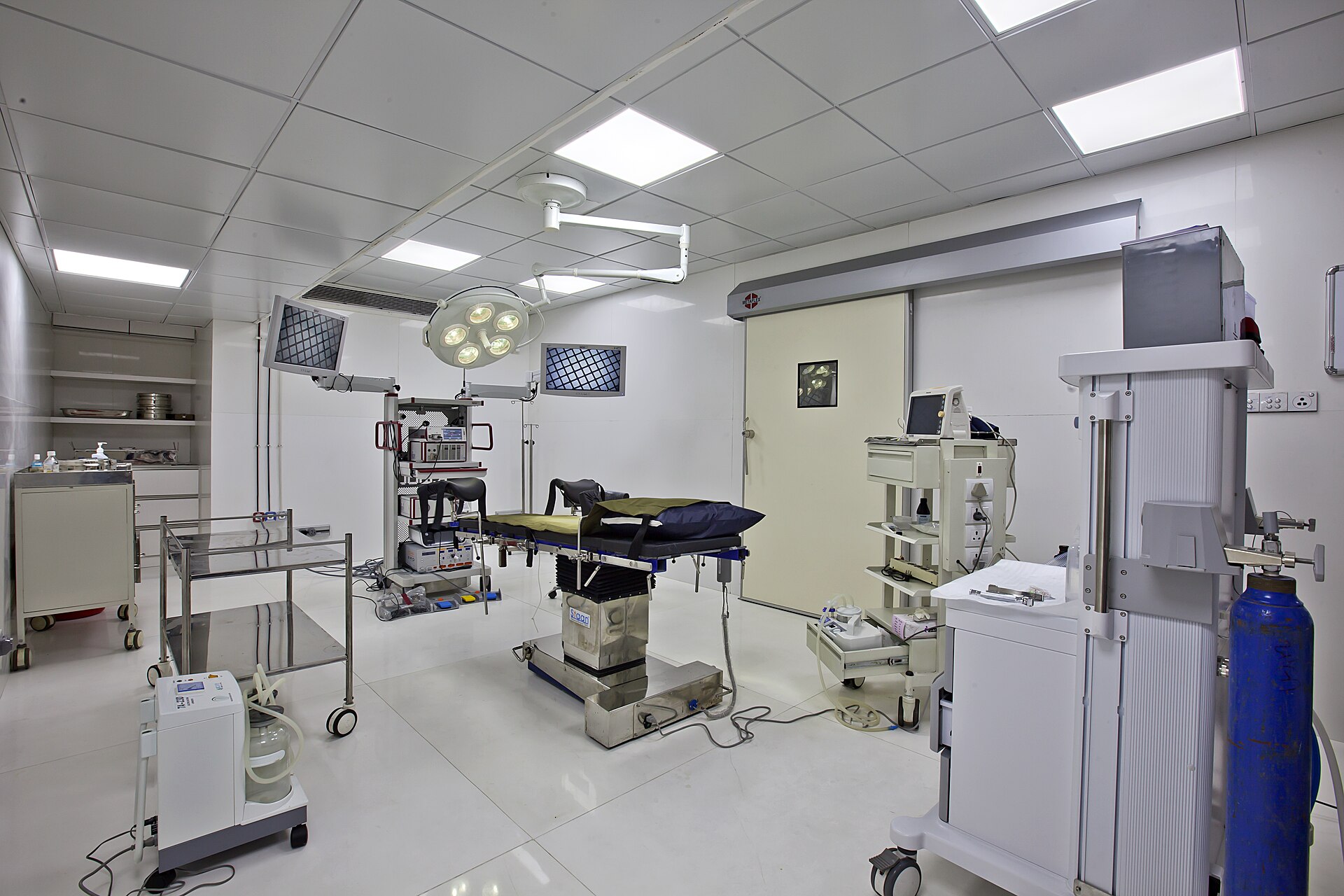 Operating room with mobile equipment carts and instrument stands, and the accessories that ship with a surgical tower