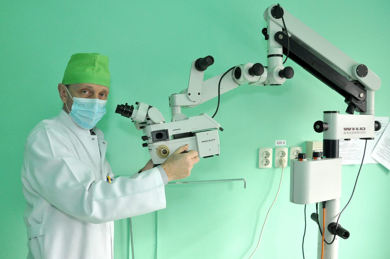 Surgical operating microscope on a mobile floor stand