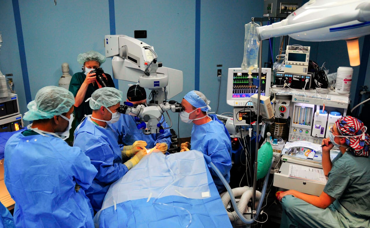 Ophthalmic surgical microscope in an eye surgery suite