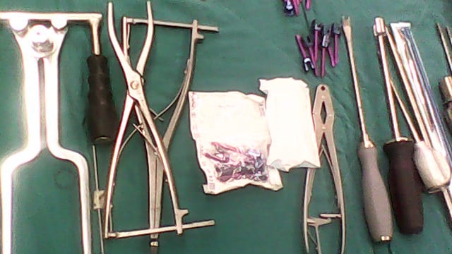 Neuro and spine instrument set in a case tray