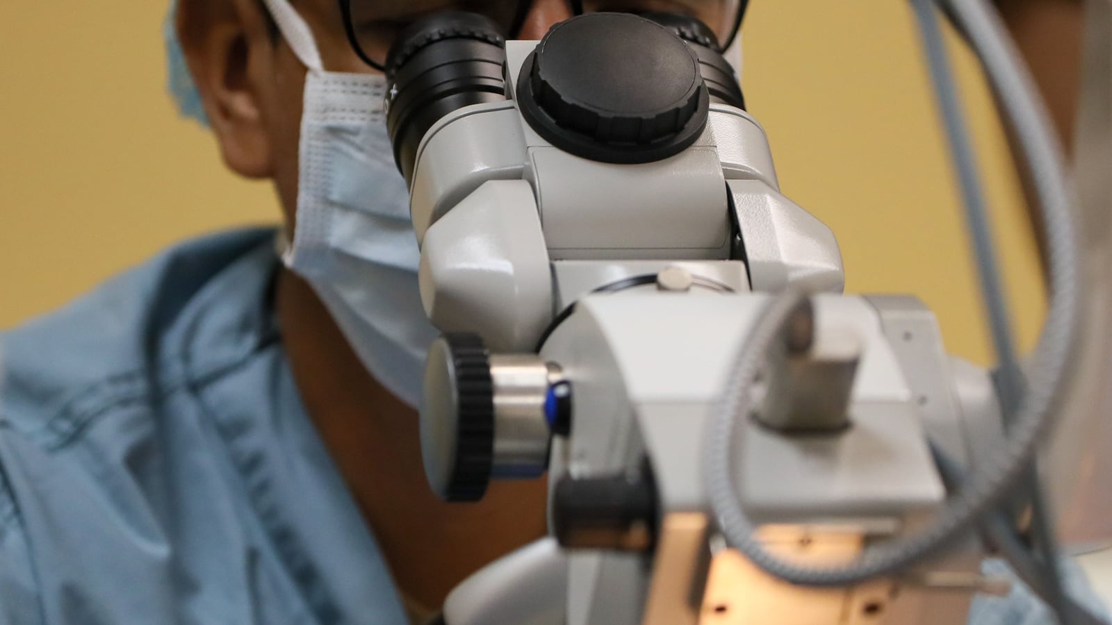 Surgical operating microscope on a floor stand