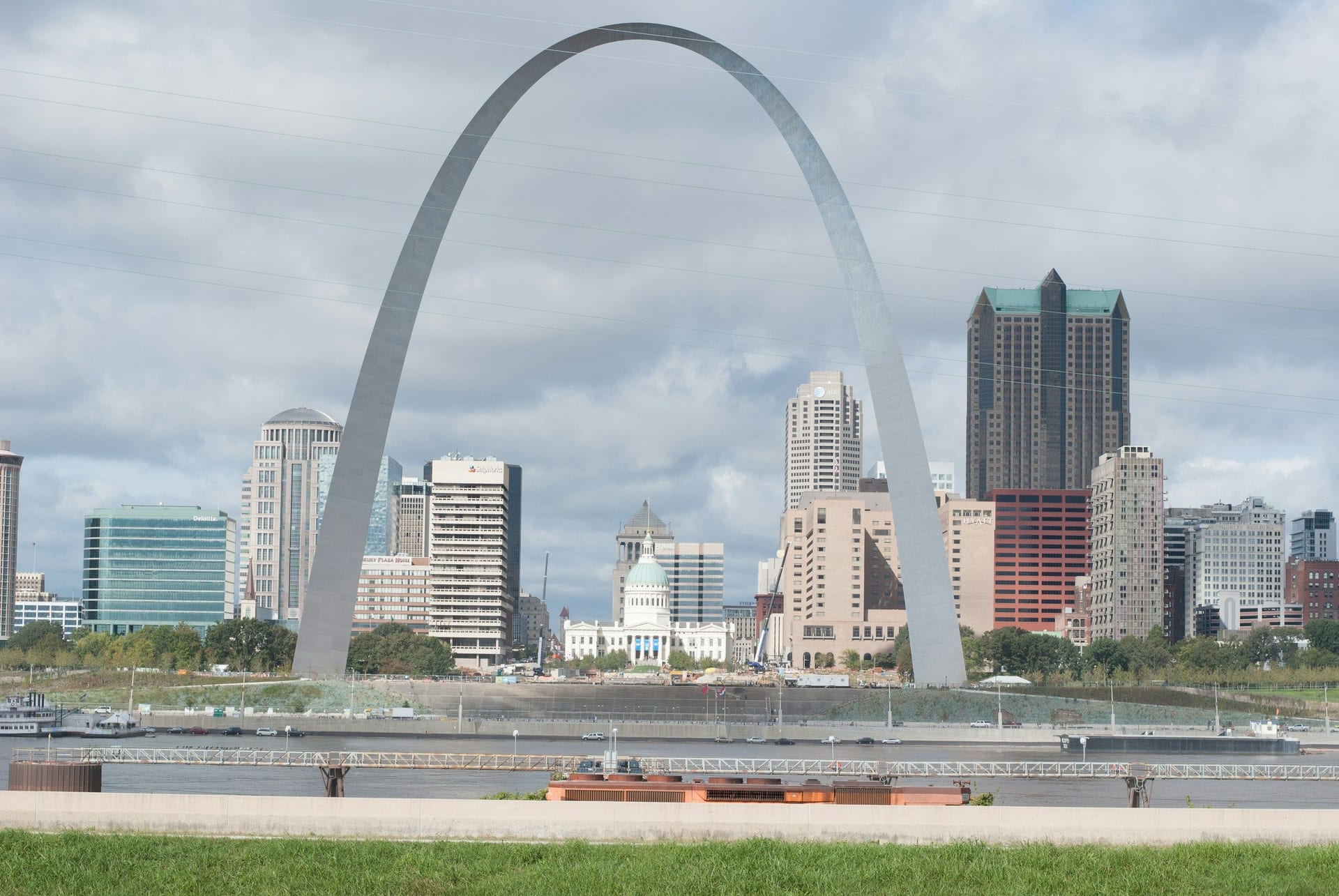 Gateway Arch and the downtown St. Louis skyline, Missouri