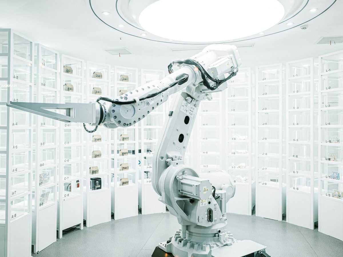 Robotic arm inside a ring of automated storage compartments